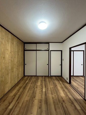 居室・リビング　落ち着いた色調の洋室です