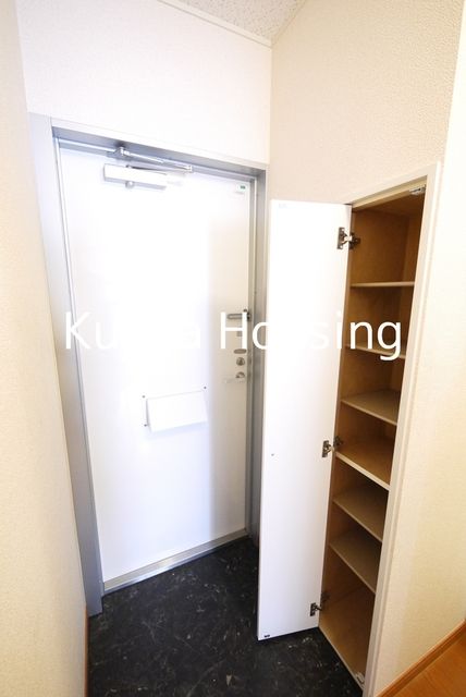 玄関　★下駄箱完備★