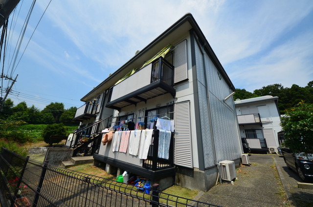 建物外観　★程よい緑に囲まれた、居心地のよい物件です★