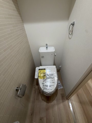 トイレ　落ち着いた色調のトイレです