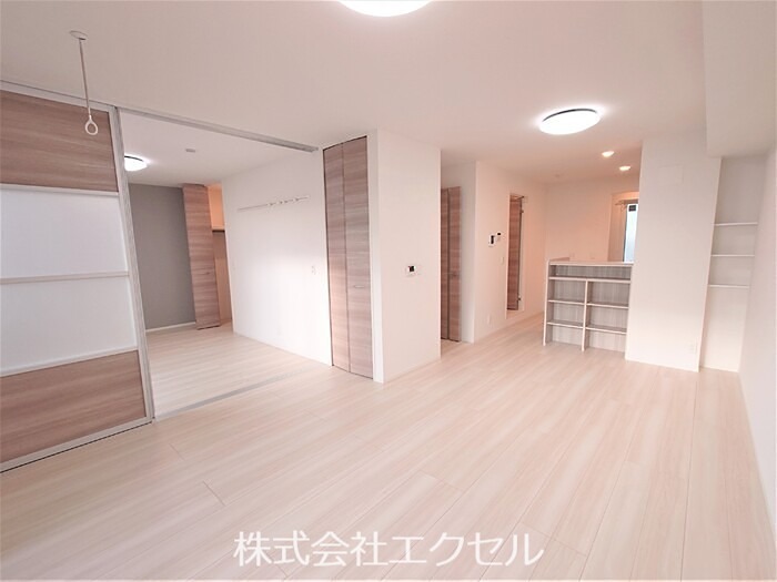 居室・リビング　エアコン完備の明るい室内です。