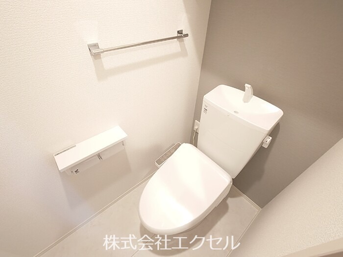 トイレ　温水洗浄便座です。