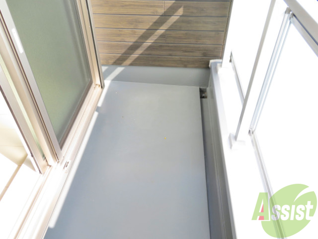 バルコニー　バルコニーは天気の良い日には洗濯物も良く乾きそうですね。