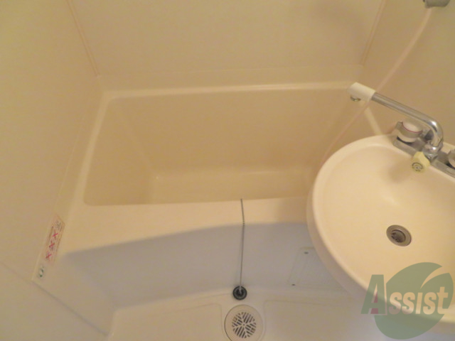 バス・シャワールーム　お風呂は浸かるには十分な広さがありますね。