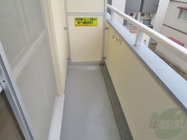 バルコニー　バルコニーは十分な広さです。問題なく物が干せそう。