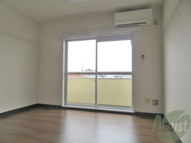 居室・リビング　リフォーム済みのキレイな明るいお部屋です。