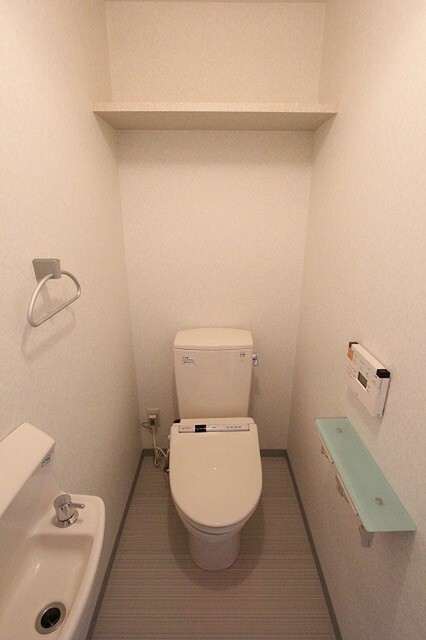 トイレ　ウォシュレット・手洗場付