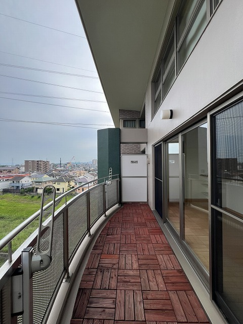 バルコニー　ウッドデッキ付