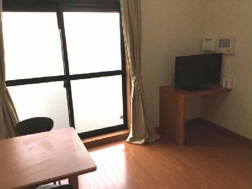 居室・リビング　1Ｆ：フローリング、２Ｆ：カーペット　窓１・２Ｆで異なる。