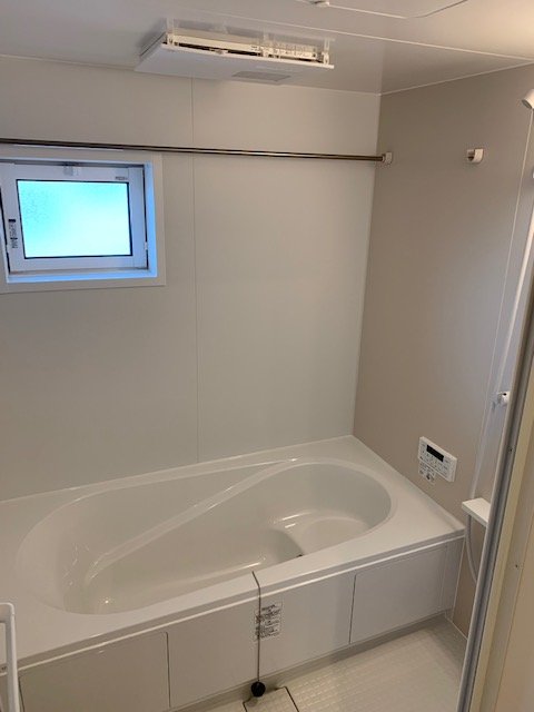 バス・シャワールーム　１坪タイプのお風呂で足をゆったり伸ばして入れますよ　浴室換気