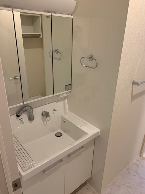 洗面設備　忙しい朝に嬉しい洗髪洗面化粧台付