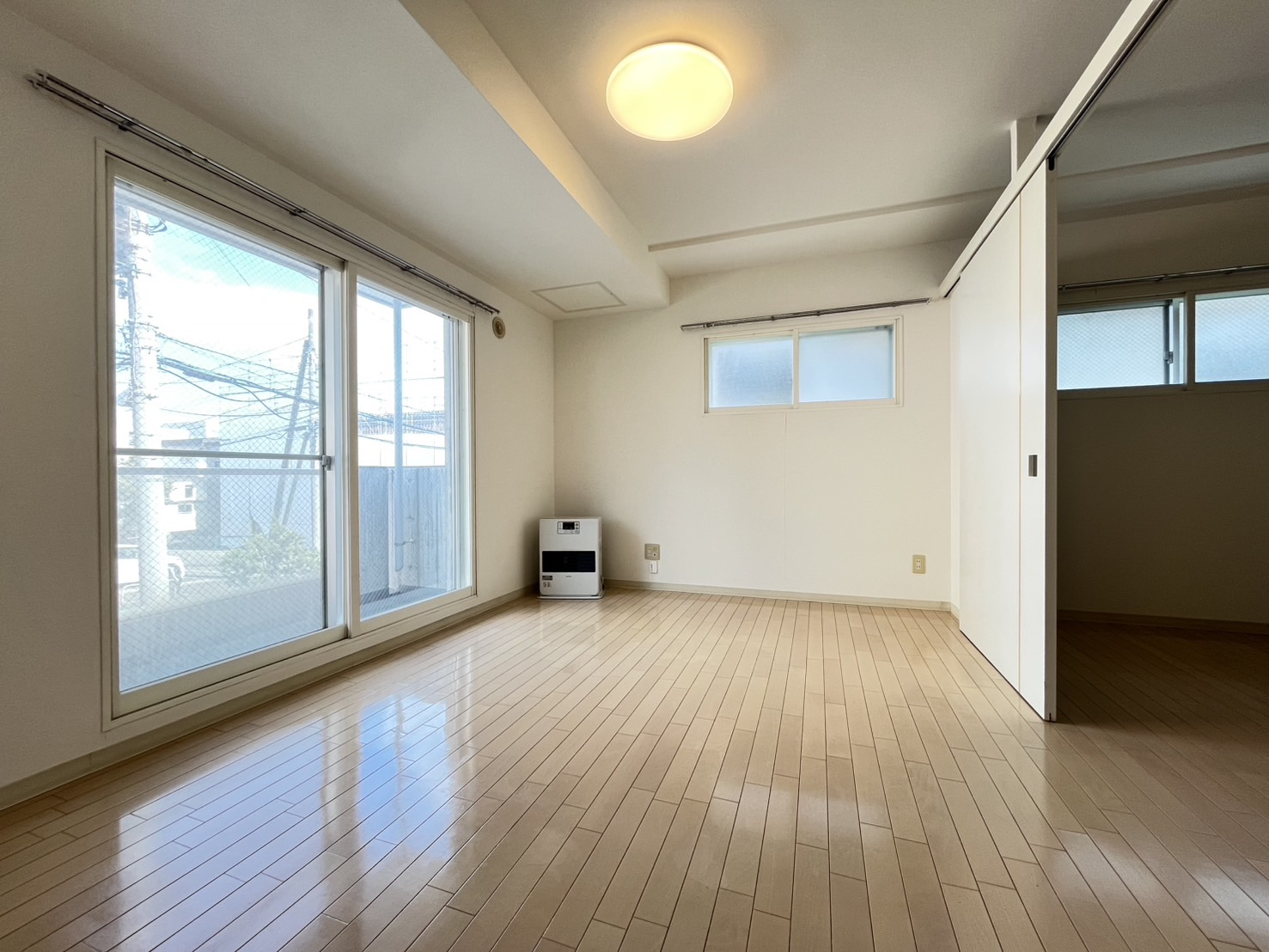 居室・リビング　他号室のお写真です。参考にご覧ください。