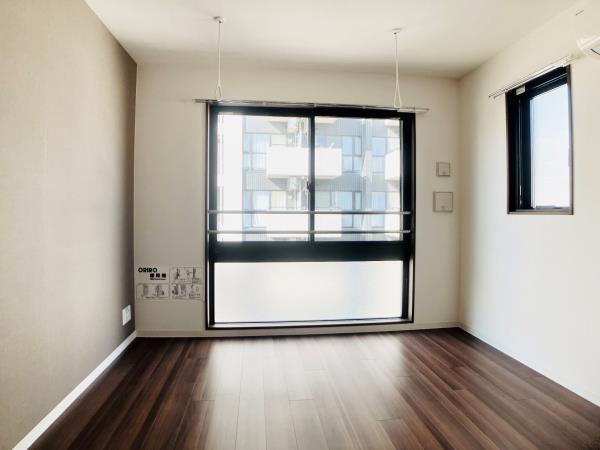 居室・リビング　こちらの居間で趣味の時間をお楽しみください