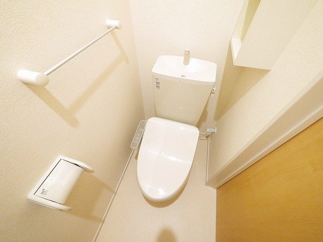 トイレ　ちょっとした収納棚が便利なトイレ