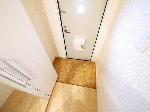 玄関　鏡付きのシューズボックスで身だしなみチェックもできますね