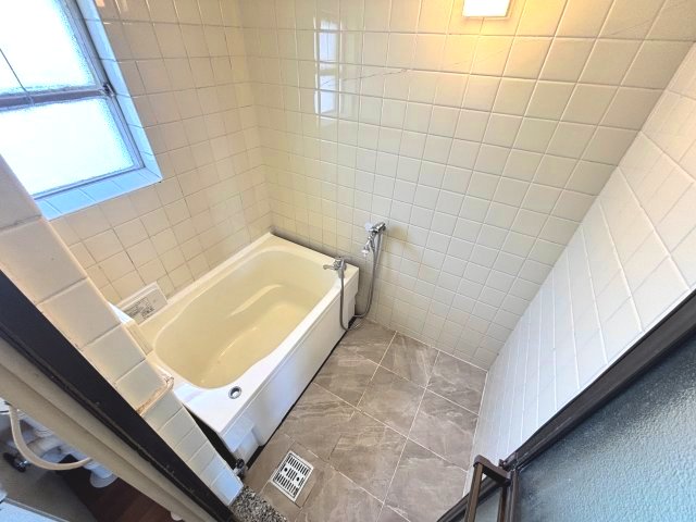 バス・シャワールーム　綺麗なタイル張りバスルーム★