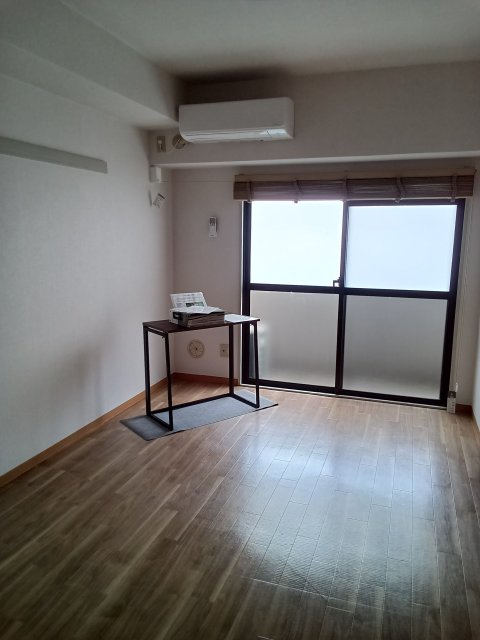 居室・リビング　同物件、別号室