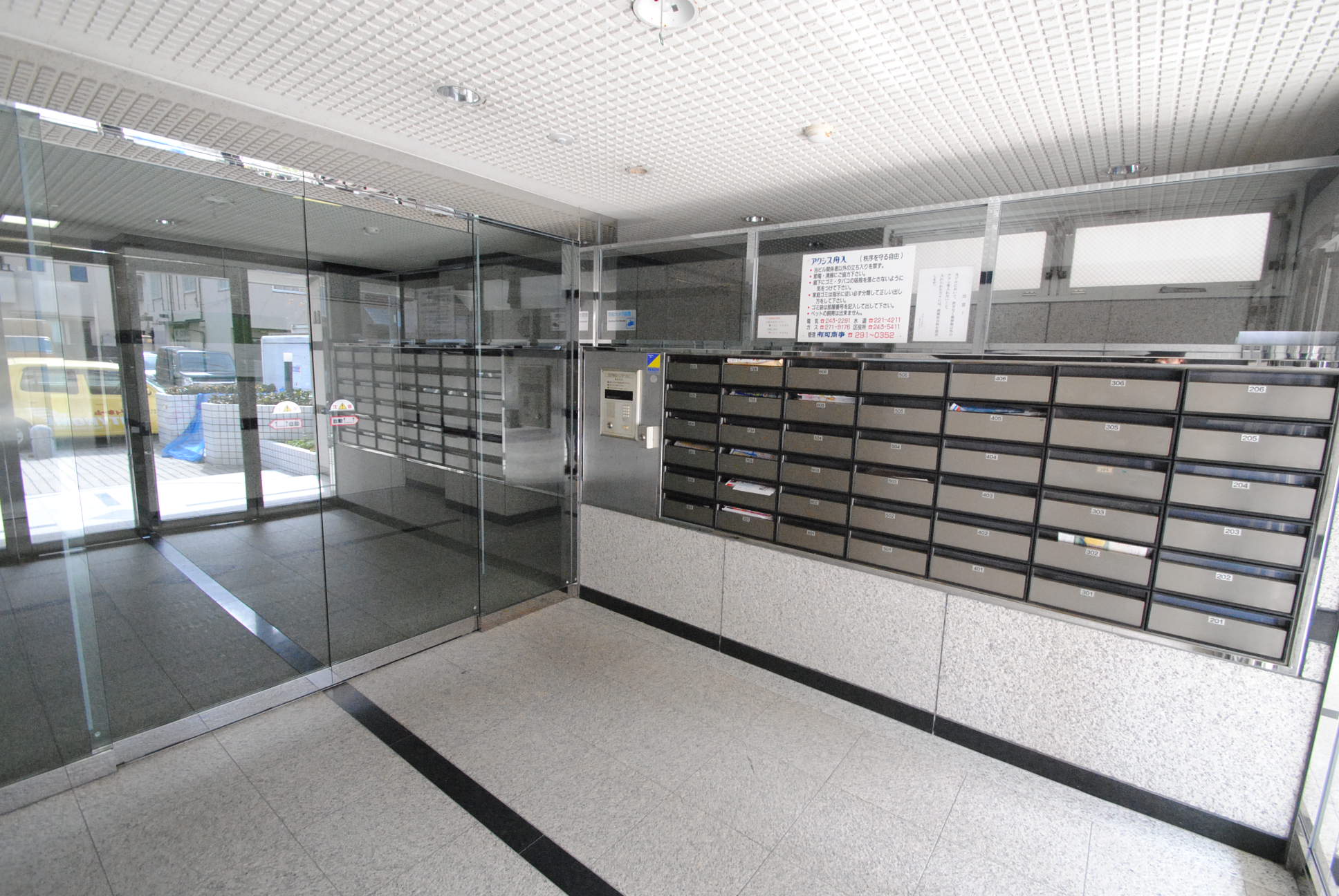 建物外観　清涼感あふれるエントランス