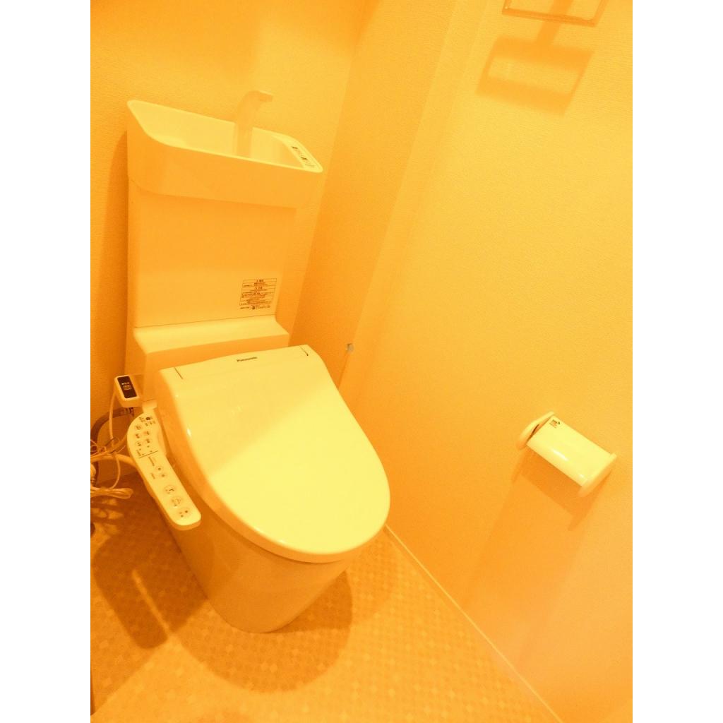 トイレ　落ち着いた色調のトイレです