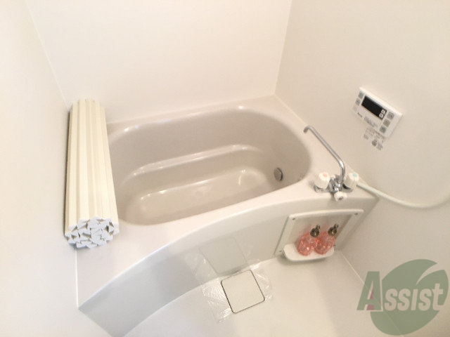 バス・シャワールーム　広いバスタブで足を伸ばしてのんびり休めますね。