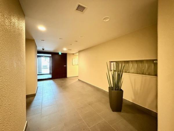 エントランス　落ち着いたエントランスです