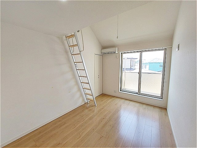 居室・リビング　木目調の優しい洋室※クリーニング前の写真です