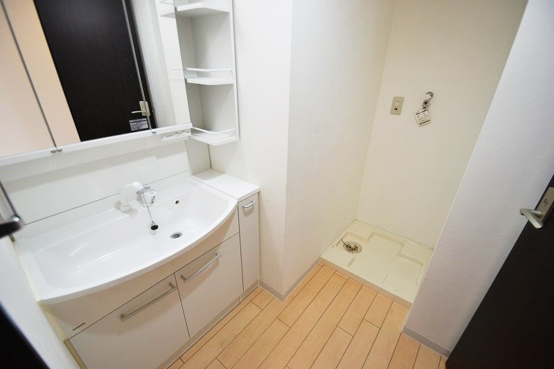 洗面設備　収納棚付の縦型洗面化粧台♪