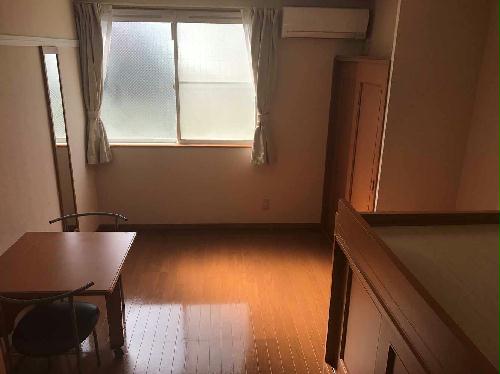 居室・リビング　床が1階はフローリングで2階は絨毯になります