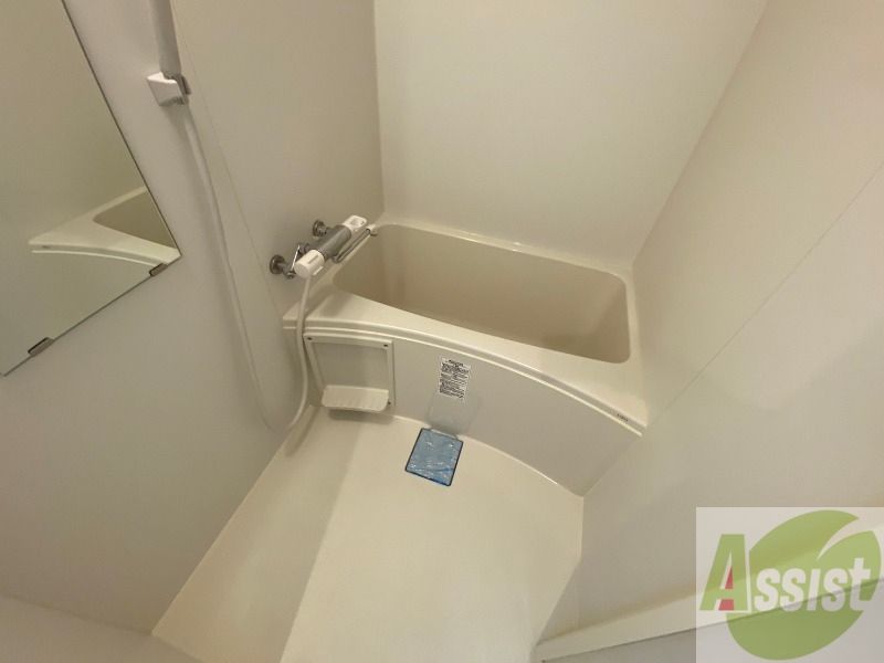 バス・シャワールーム　バスルームは狭すぎず、シャワーも浴びやすそうです。