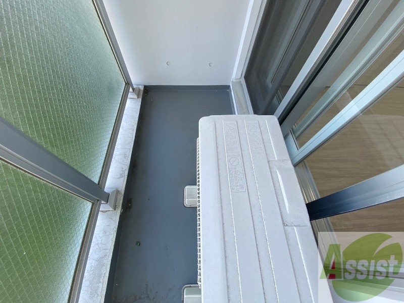 バルコニー　バルコニーは幅があり、広い印象を受けました。