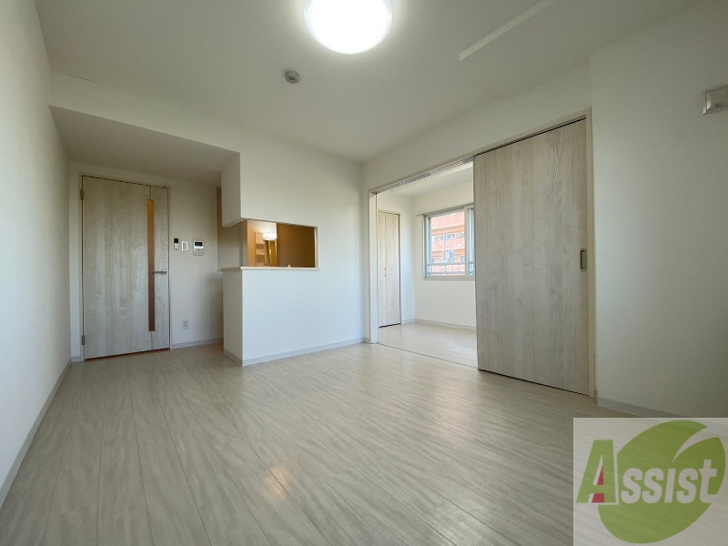 居室・リビング　白さが清潔感を出してくれます。お部屋も明るいですね。