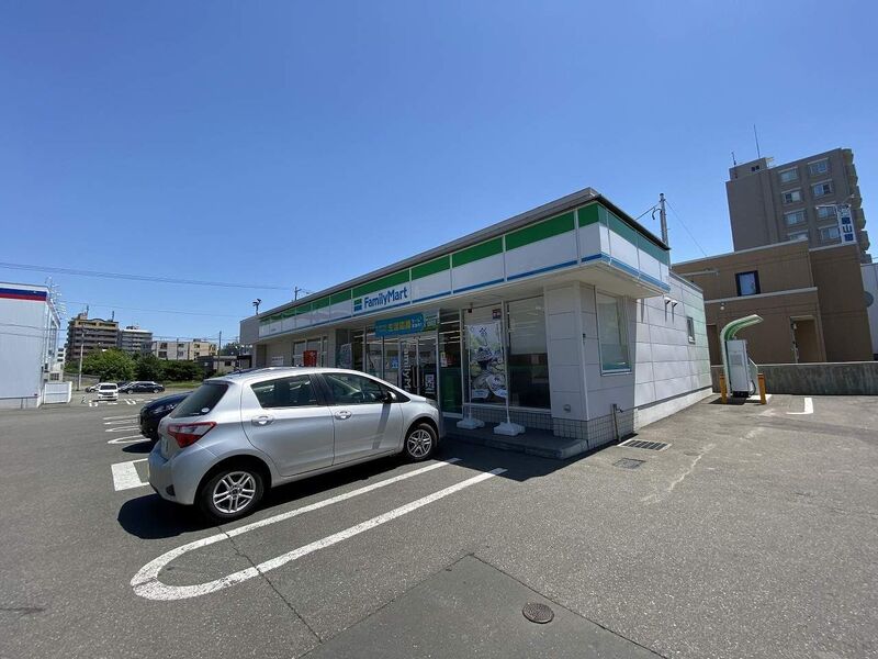 コンビニ　ファミリーマート札幌栄通店（コンビニ）まで208m