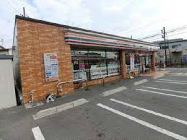 コンビニ　セブンイレブン初芝駅東店（コンビニ）まで404m