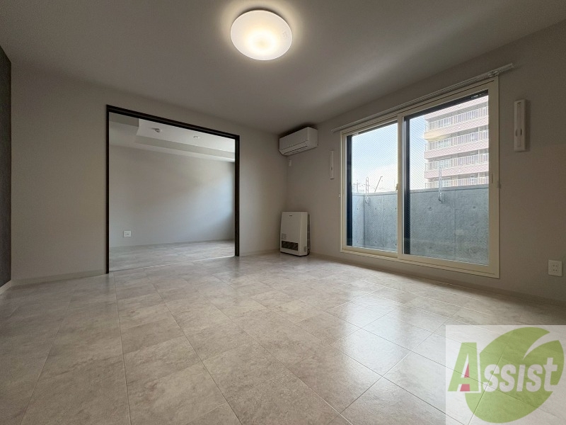 居室・リビング　リビングです。窓が大きくて明るいですね！