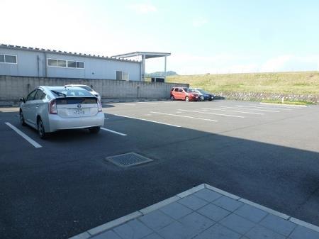 駐車場　舗装済みで車にも優しい駐車場です！