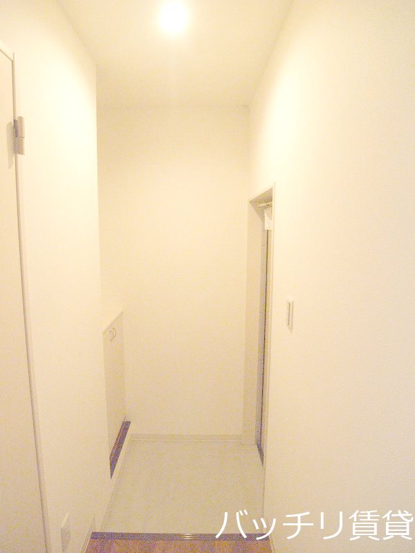 玄関　＊画像は別部屋の為イメージ、現状優先致します