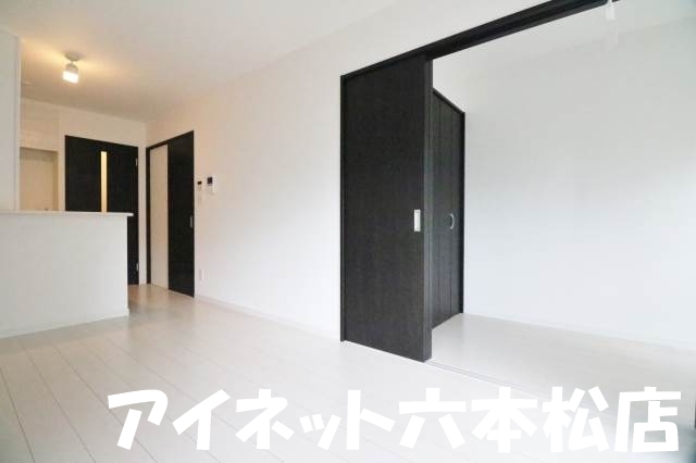 居室・リビング　白を基調とした明るいお部屋です