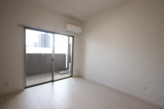 居室・リビング　同物件別号室の写真