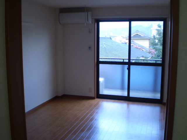 居室・リビング　東面居室（９．２畳）・エアコン完備・室内照明完備