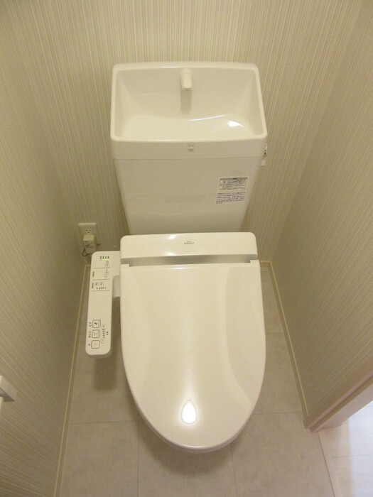 トイレ　落ち着いた色調のトイレです