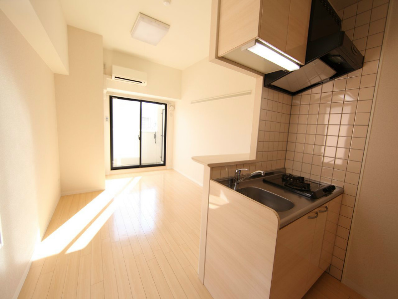 居室・リビング　洋室10.5帖　エアコン完備　南面バルコニー