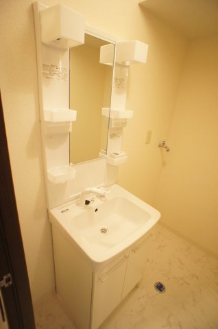 洗面設備　ゆったりとスペースのある洗面所