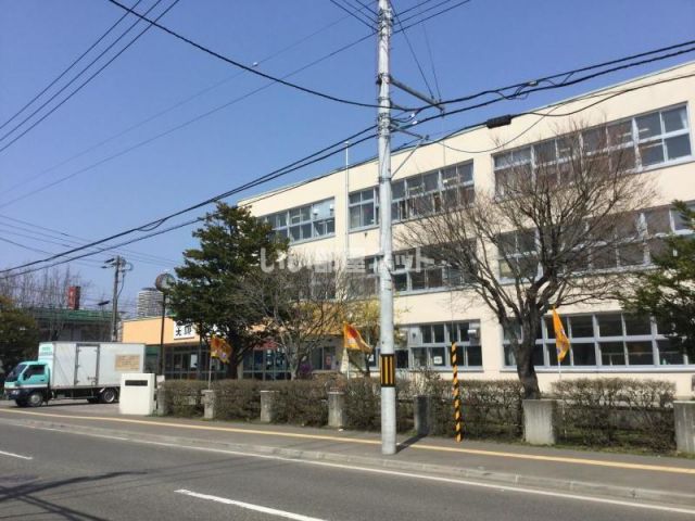 小学校　二十四軒小学校（小学校）まで675m