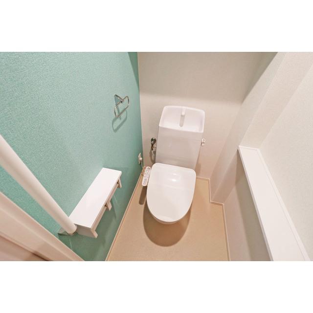 トイレ　落ち着いた色調のトイレです