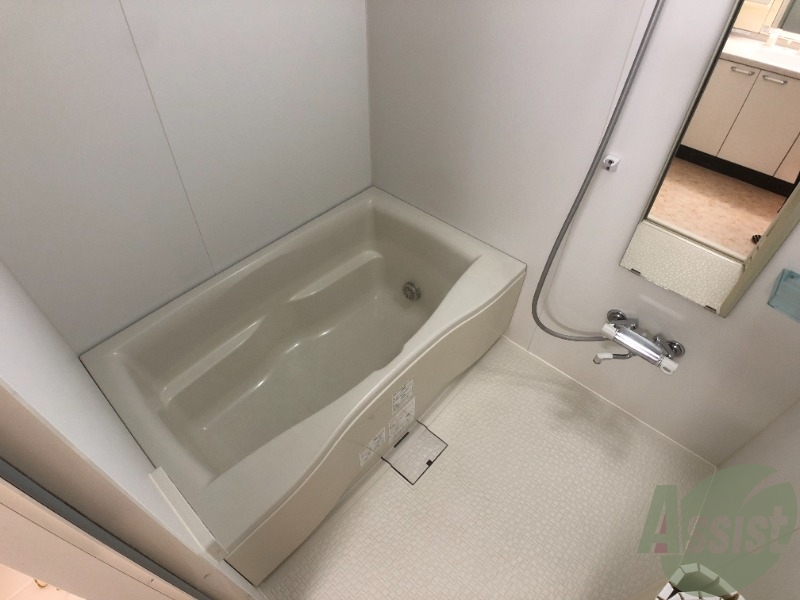 バス・シャワールーム　こちらはお風呂。一日の疲れをここで癒してください。