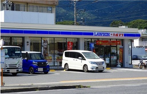 コンビニ　ローソンポプラ（コンビニ）まで400m