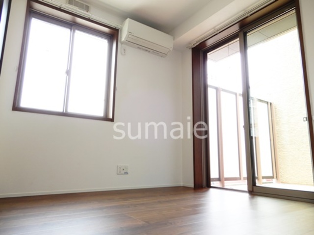 居室・リビング　大きな窓のリビング。