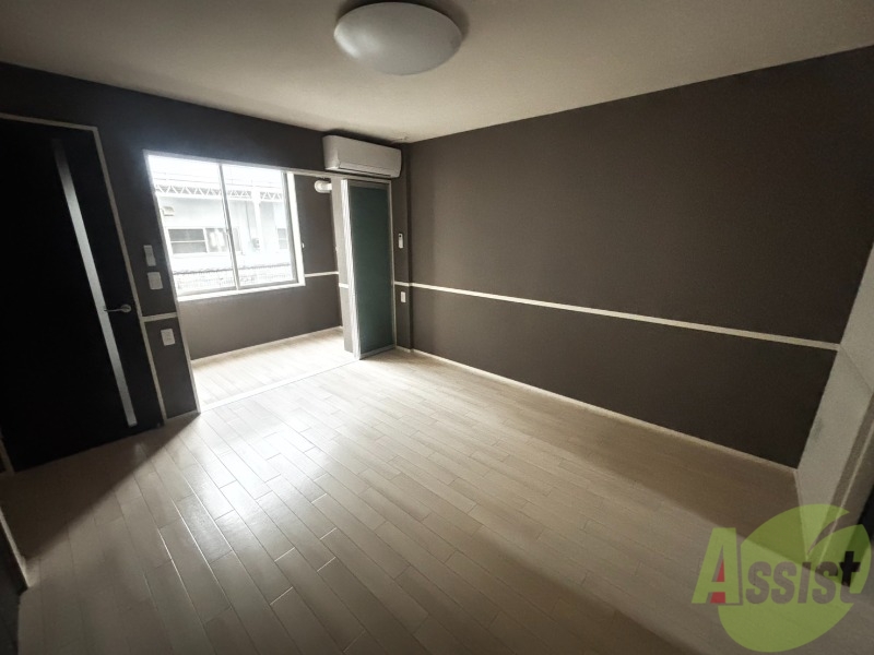 居室・リビング　白を基調とした綺麗なお部屋ですね。日当たりも良好です