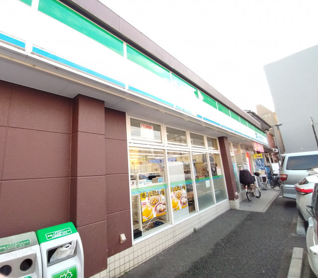コンビニ　ファミリーマート上板橋三丁目店（コンビニ）まで110m