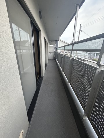 バルコニー　暖かな日差しのふりそそぐバルコニー